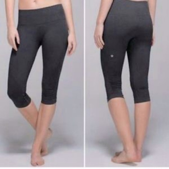 LULULEMON In the Flow Seamless Crop, Charcoal Gray, Size 6 - Picture 1 of 7